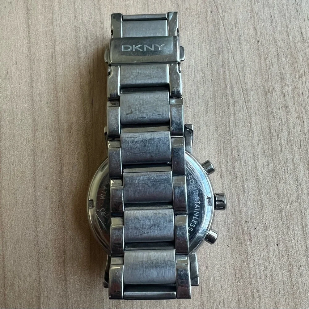 DKNY ladies chronograph stainless steel sporty watch NEW BATTERY
